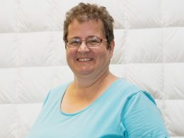 Dagmar Korbel im blauen T-Shirt lächelt für die Kamera