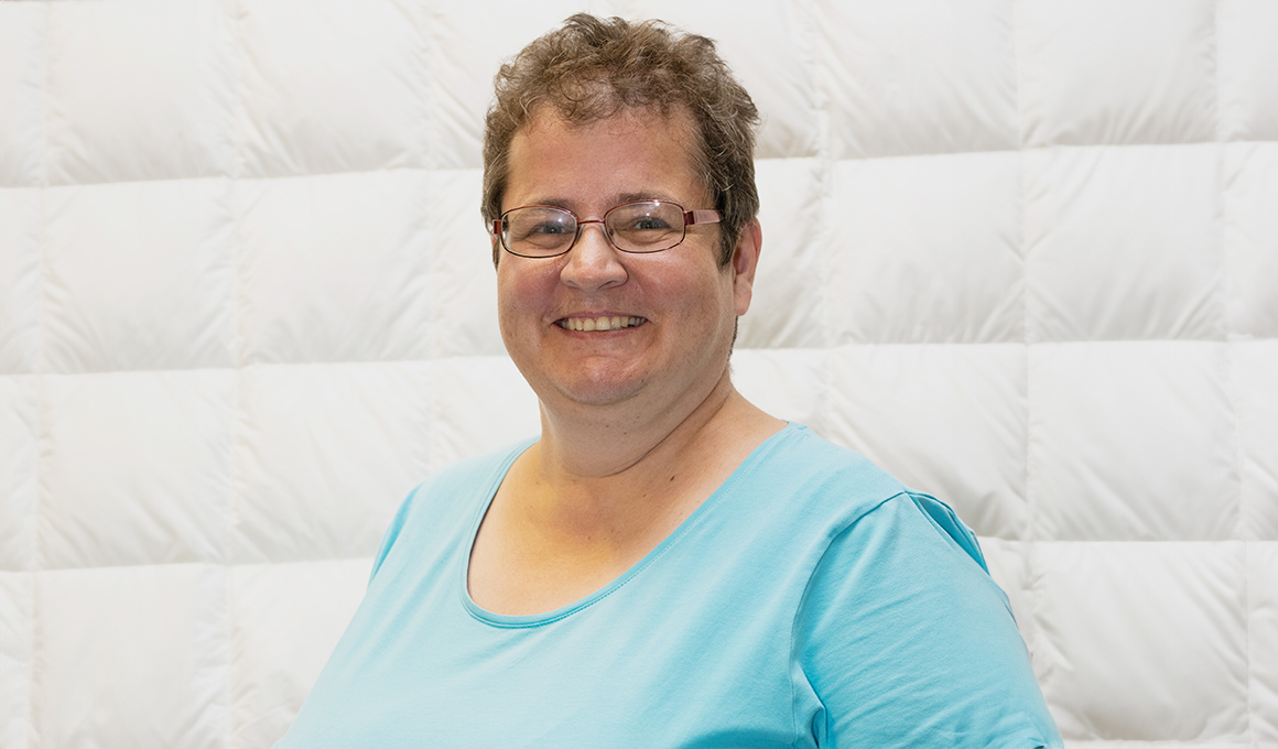 Dagmar Korbel im blauen T-Shirt lächelt für die Kamera