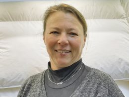 Denise Trottmann posiert und lächelt für die Kamera