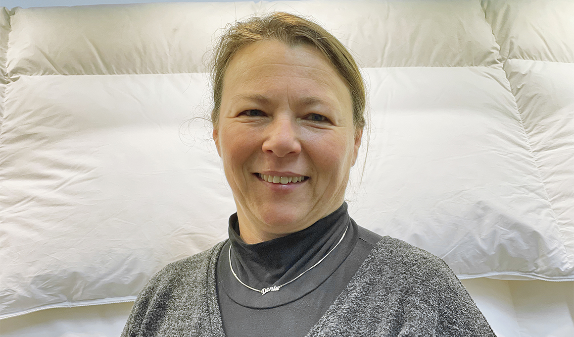 Denise Trottmann posiert und lächelt für die Kamera