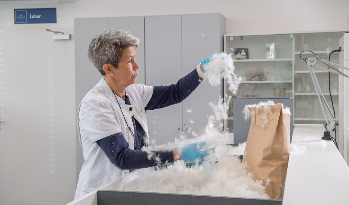 Labor Mitarbeiterin von billerbeck führt die Qualitätskontrolle der Daunen durch