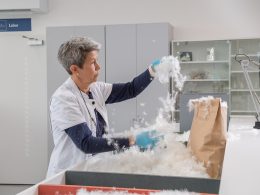 Labor Mitarbeiterin von billerbeck führt die Qualitätskontrolle der Daunen durch