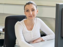 Shefkije Morina an ihrem Arbeitsplatz posiert für die Kamera.