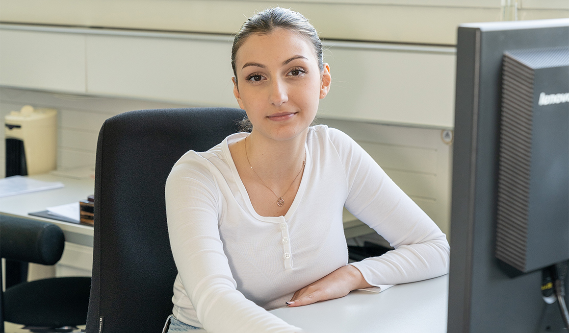 Shefkije Morina an ihrem Arbeitsplatz posiert für die Kamera.