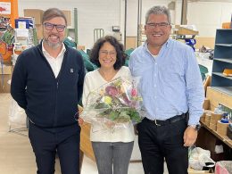 Giuseppe di Mariano links, Irene Farago in der Mitte, Guido Stutz rechts lächeln für die Kamera. Irene Farago hält einen Blumenstrauss in der Hand.