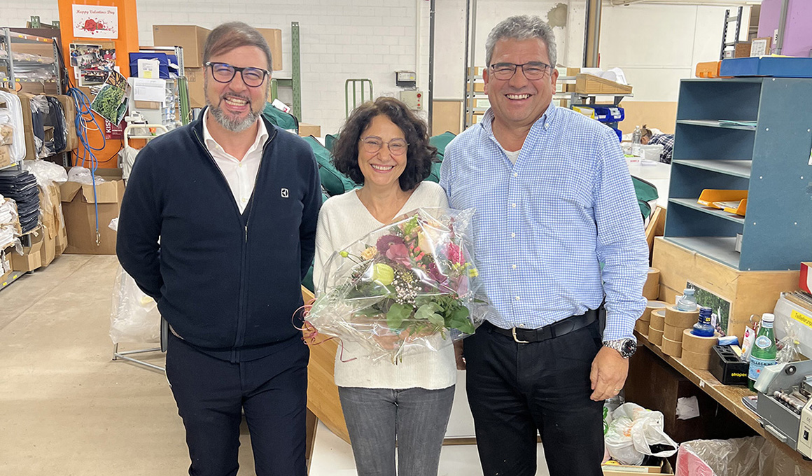 Giuseppe di Mariano links, Irene Farago in der Mitte, Guido Stutz rechts lächeln für die Kamera. Irene Farago hält einen Blumenstrauss in der Hand.