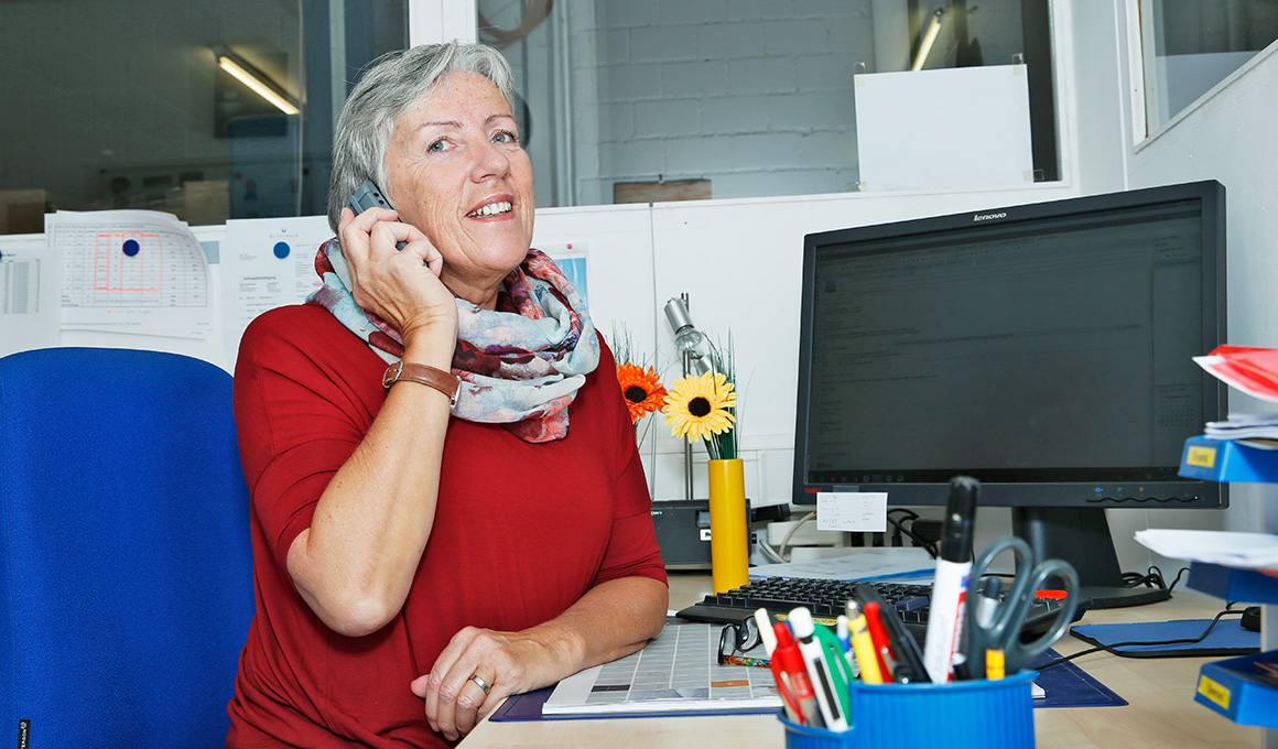 billerbeck Mitarbeiterin Margrit Schlegel während der Arbeit