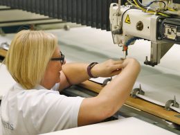 billerbeck Mitarbeiterin bereitet die Maschine für den Steppvorgang zu