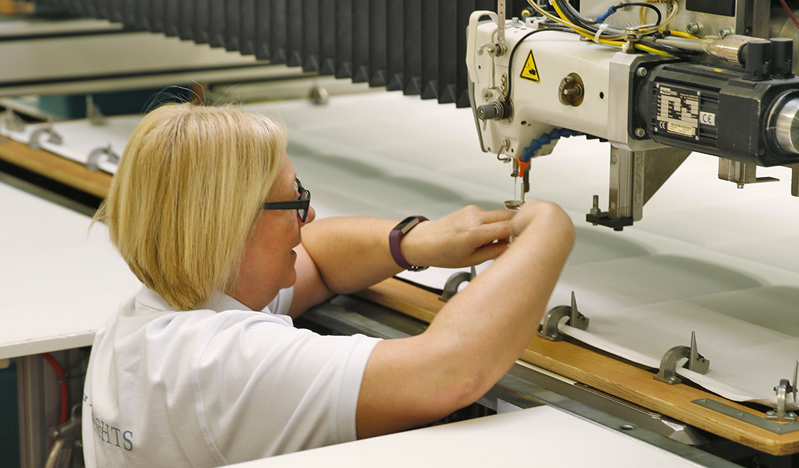 billerbeck Mitarbeiterin bereitet die Maschine für den Steppvorgang zu