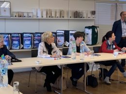 Vier billerbeck Fachberaterinnen hören bei einer Schulung mzu