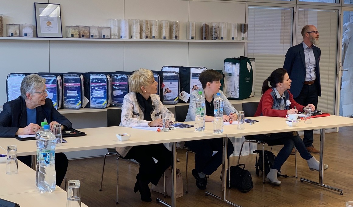 Vier billerbeck Fachberaterinnen hören bei einer Schulung mzu