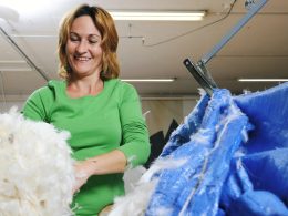 Olivera Verem mit Gänsefederchen in der Hand während der Arbeit