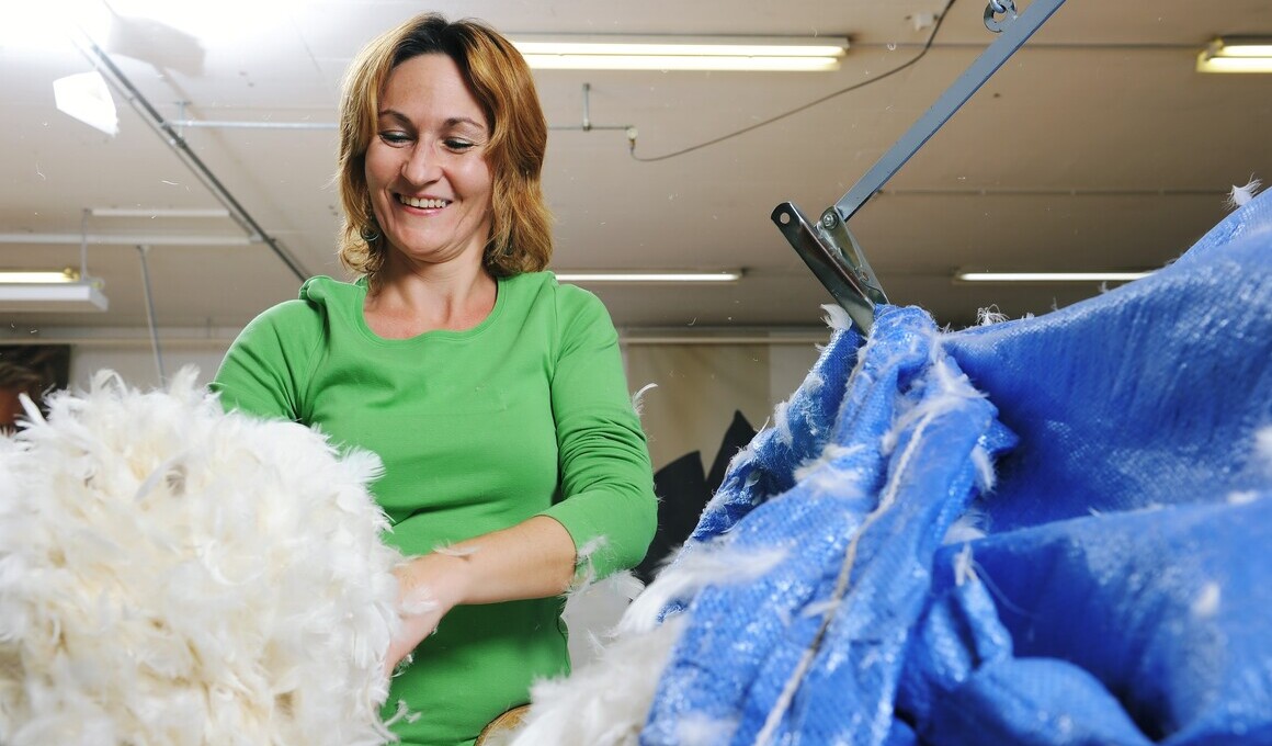 Olivera Verem mit Gänsefederchen in der Hand während der Arbeit