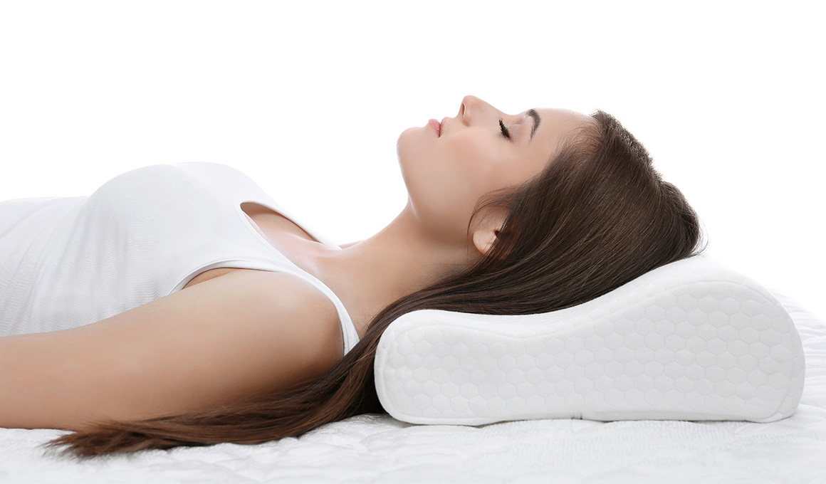 Frau mit verspanntem Nacken liegt auf ein Nackenstützkissen