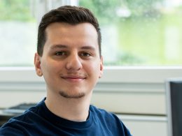 Zenel Selmanaj lächelt für die Kamera