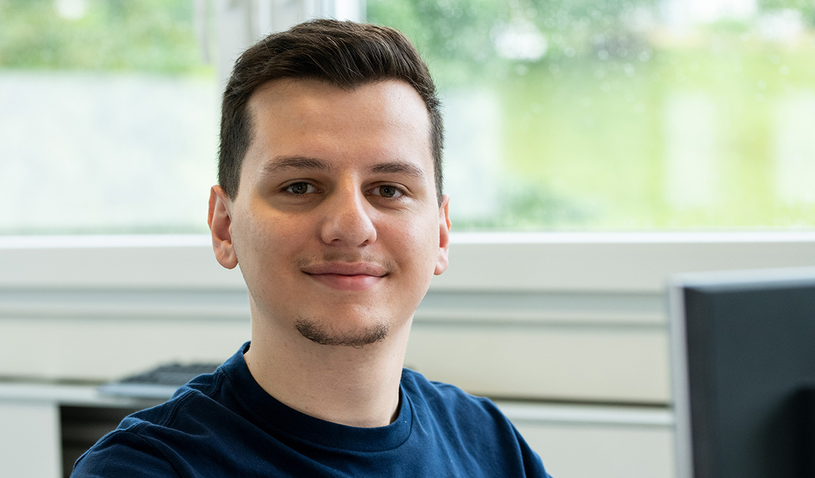 Zenel Selmanaj lächelt für die Kamera