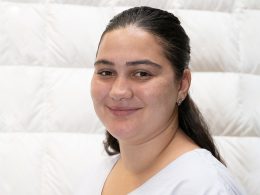 Yasemin Aytar lächelt für die Kamera.