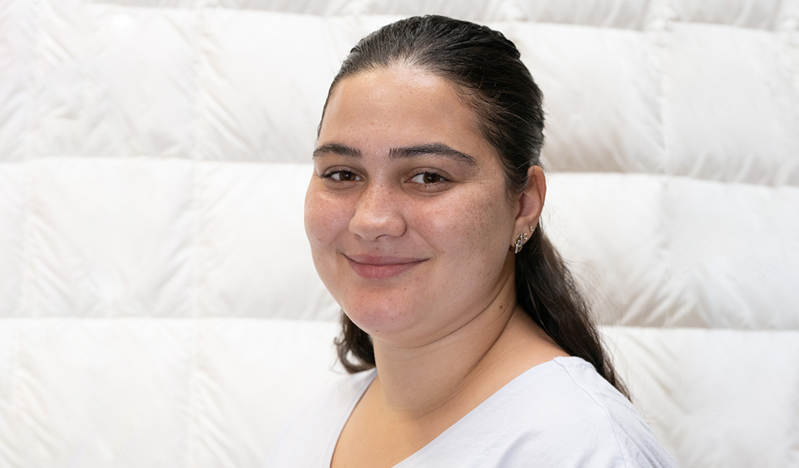 Yasemin Aytar lächelt für die Kamera.