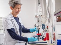 Labor Arbeiterin der billerbeck Schweiz AG prüft die Qualität der Daunen.