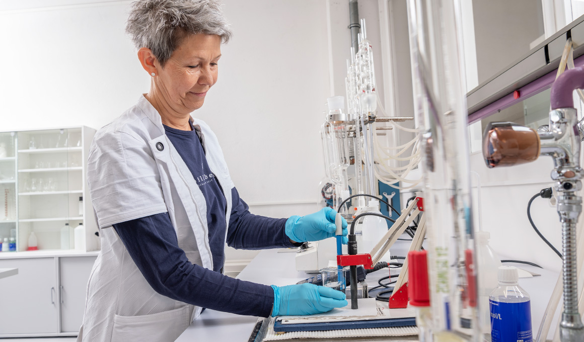 Labor Arbeiterin der billerbeck Schweiz AG prüft die Qualität der Daunen.