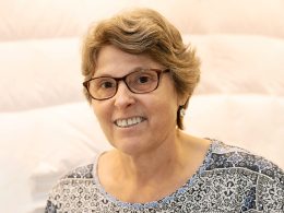 Iris Rey-Weber schaut und lächelt für die Kamera.