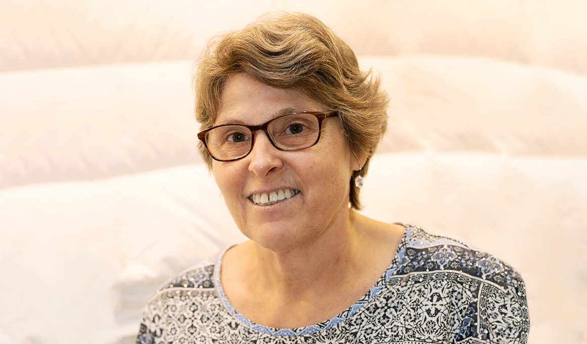 Iris Rey-Weber schaut und lächelt für die Kamera.