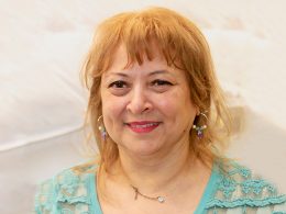 Maria Pia del Grosso schaut und lächelt in die Kamera