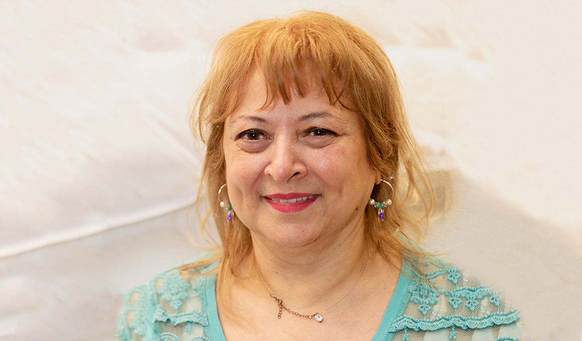 Maria Pia del Grosso schaut und lächelt in die Kamera