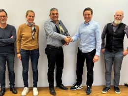 Das billerbeck Führungsteam posiert vor der Kamera und überreicht Guido Stutz das Jubiläumsgeschenk.