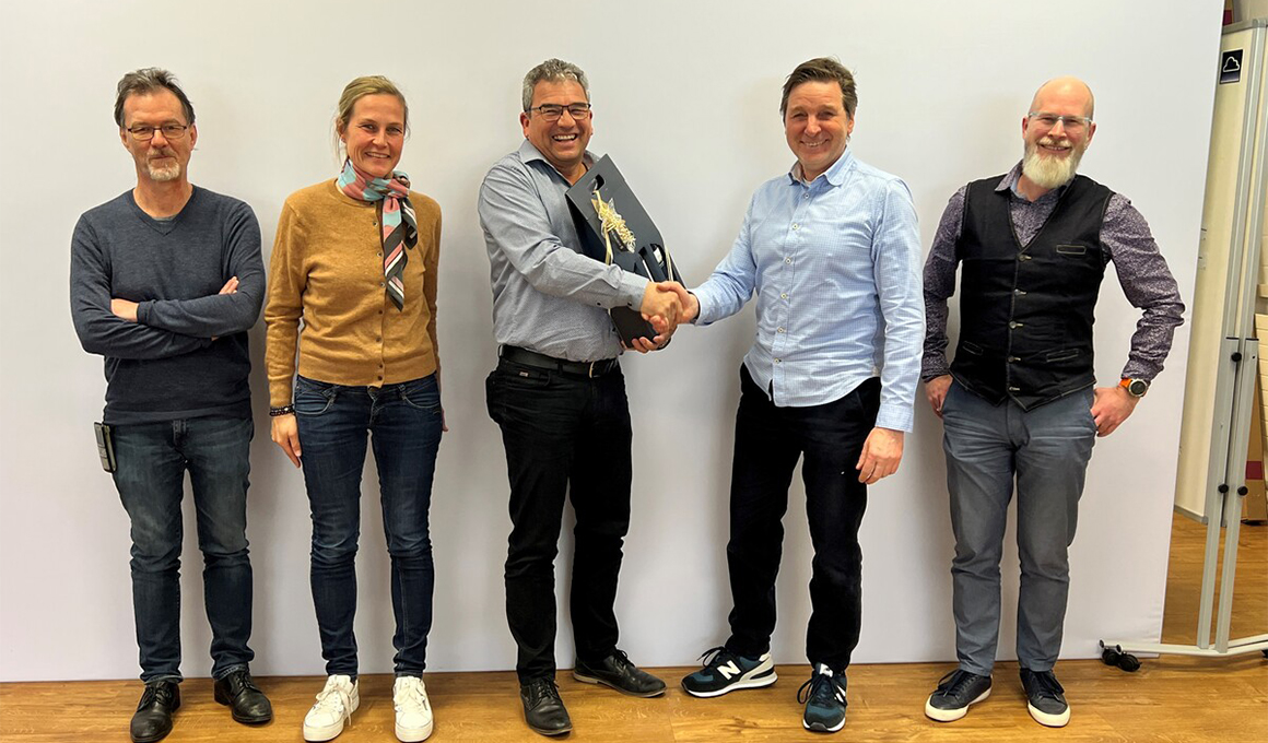 Das billerbeck Führungsteam posiert vor der Kamera und überreicht Guido Stutz das Jubiläumsgeschenk.