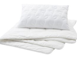 Das Micro-Faserkissen Belair ist auf das Micro-Faserduvet Belair aufgestellt.