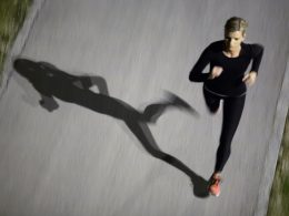 Frau in schwarzen Kleidern beim Abendsport.