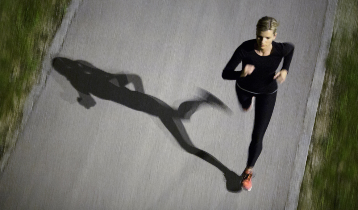 Frau in schwarzen Kleidern beim Abendsport.