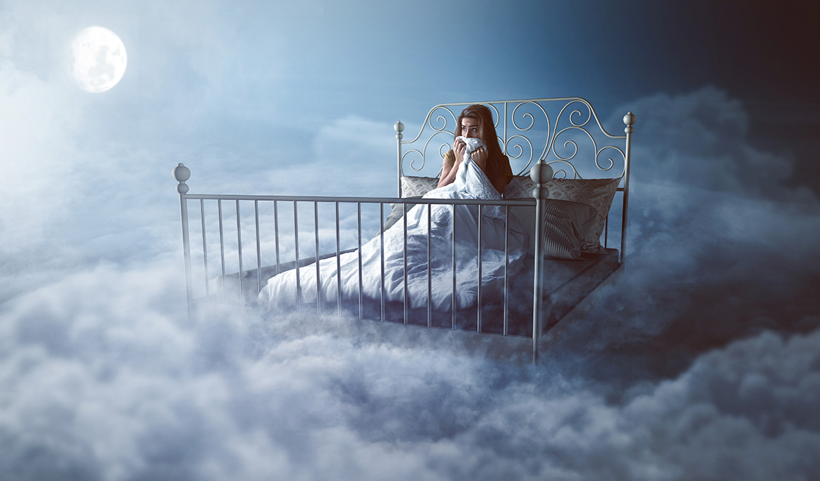 Mädchen sitzt nachdenklich in einem Bett über den Wolken bei Mondlicht – Symbolbild für bewussten Umgang mit Träumen, Traumdeutung und nächtliche Selbstreflexion.