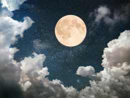 Vollmond am Nachthimmel mit Sternen und Wolken – Symbolbild für Schlaf, Schlafrhythmen und die geheimnisvolle Wirkung der Nacht auf den Menschen.