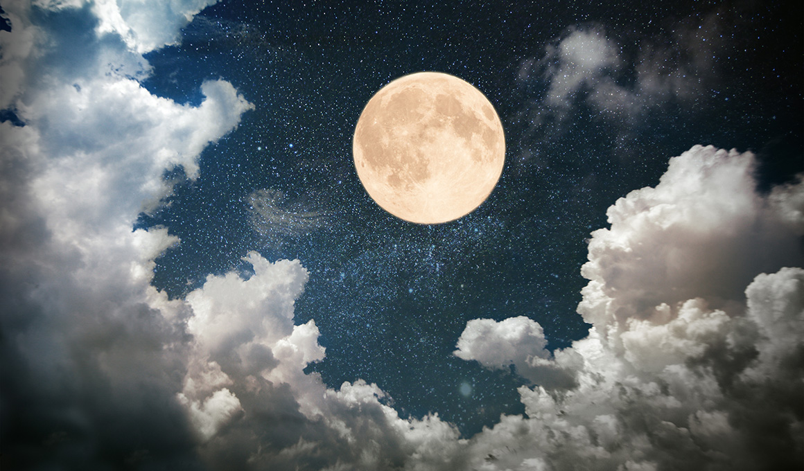 Vollmond am Nachthimmel mit Sternen und Wolken – Symbolbild für Schlaf, Schlafrhythmen und die geheimnisvolle Wirkung der Nacht auf den Menschen.