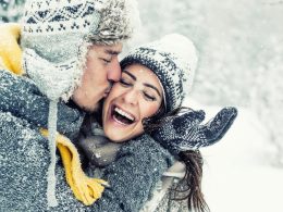 Man und Frau im Schnee