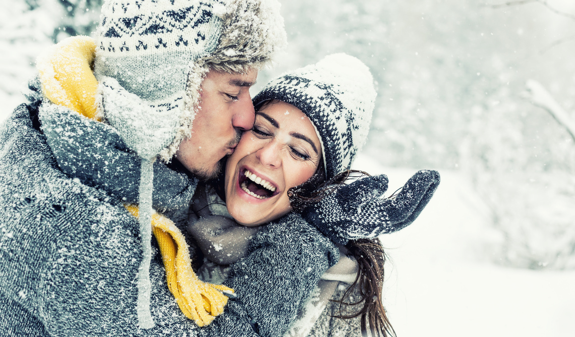Man und Frau im Schnee