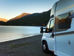 Wohnmobil für die Ferien parkiert neben dem Meer.