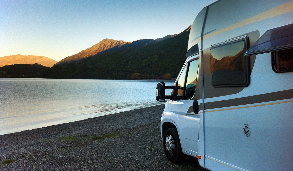 Wohnmobil für die Ferien parkiert neben dem Meer.
