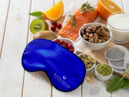 billerbeck Schlafmaske mit Lebensmittel daneben.