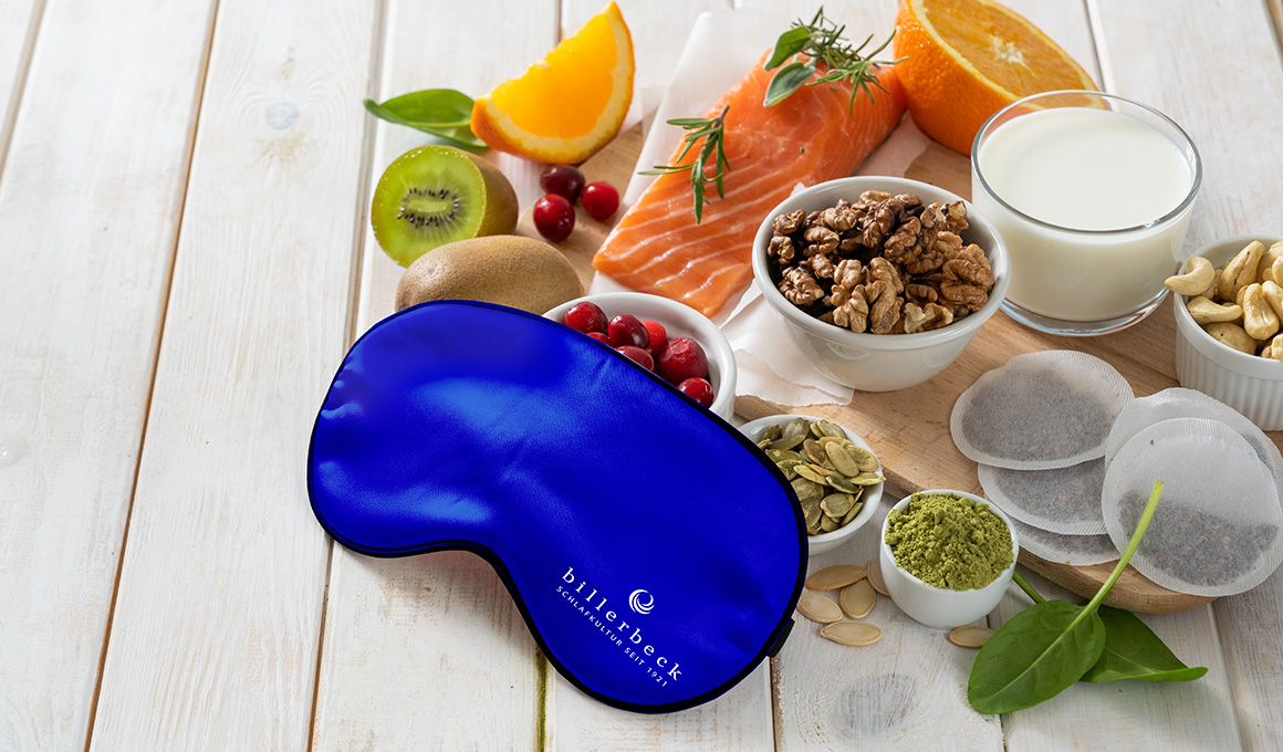 billerbeck Schlafmaske mit Lebensmittel daneben.