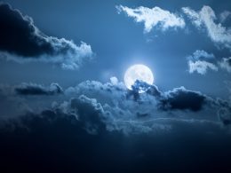 Mond hinter den Wolken bei Mitternacht.