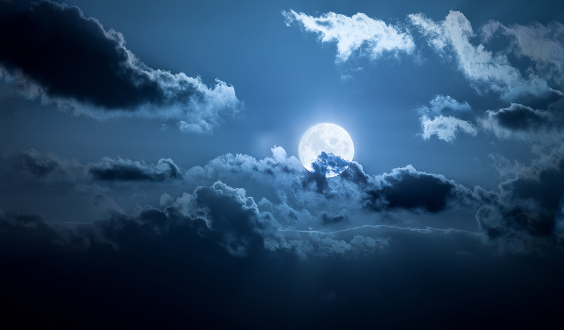 Mond hinter den Wolken bei Mitternacht.
