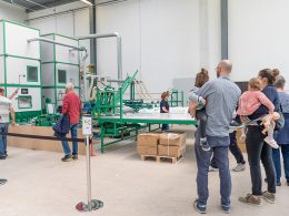 Besucher am Tag der offenen Tür schauen sich die Produktionsanlagen an