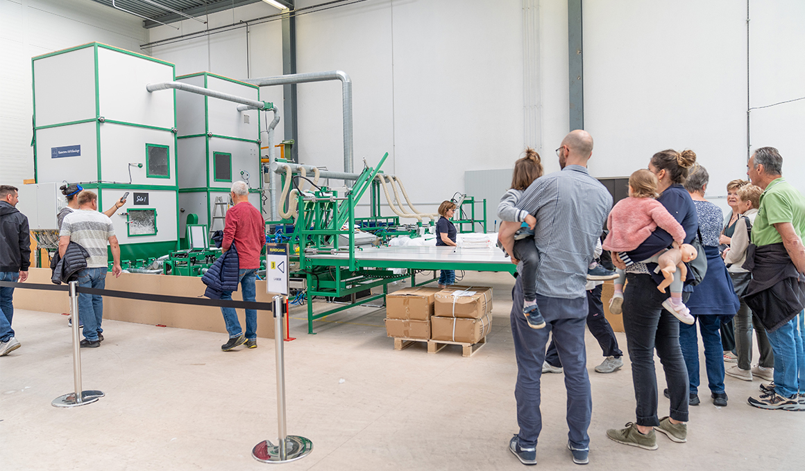 Besucher am Tag der offenen Tür schauen sich die Produktionsanlagen an