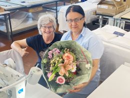 Svemirka Pandzic mit einem Blumenstrauss in der Hand und Agnes Enderli schauen lächelnd zur Kamera.