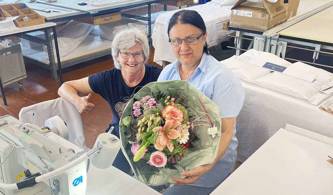 Svemirka Pandzic mit einem Blumenstrauss in der Hand und Agnes Enderli schauen lächelnd zur Kamera.