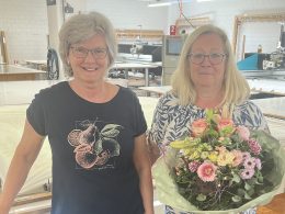 Nathalie Amrein rechts und Agnes Enderli links lächeln für die Kamera. Nathalie Amrein hält einen Blumenstrauss in der Hand.