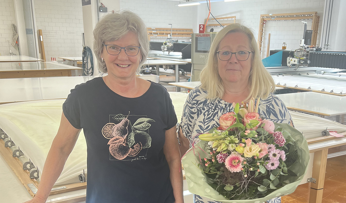 Nathalie Amrein rechts und Agnes Enderli links lächeln für die Kamera. Nathalie Amrein hält einen Blumenstrauss in der Hand.